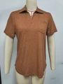 Détail d'un polo marron caramel avec col en V, poche poitrine et texture en maille - 2XL / Marron Manches Courtes