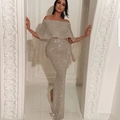 Glänzendes Pailletten-Abendkleid mit schulterfreiem Volant-Rücken und Mermaid-Schlitz - S / Champagnergold