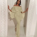 Glitzerndes champagnergoldenes Off-Shoulder-Abendkleid mit Cape-Volant und Pailletten - S / Gold
