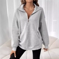 Detalle de sudadera gris claro con media cremallera, cuello alto y bolsillos laterales - 1XL / Gris claro