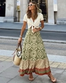 Detail eines weißen Crop-Tops mit Bindeglied und bedrucktem Boho-Maxirock für Damen - S / Unterteile / Matcha-Grün