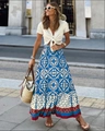 Detailansicht eines langen Boho-Print-Midirocks mit Blumenmustern und gestuftem Saum - S / Unterteile / Blau