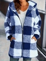 Detailaufnahme der blau-weiß karierten Plüschjacke mit Kapuze und Reißverschluss - 3XL / Blau