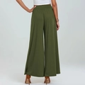 Detail der olivgrünen Hose mit hoher Taille, weitem Bein und elastischem Faltenbund für Damen - Dunkelgrün
