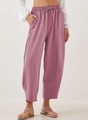 Detail der hoch taillierten lavendelfarbenen Hose mit Kordelzug und Strukturstoff - S / Lila Rosa