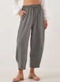 Detailansicht der grauen Hose mit Kordelzug und Seitentaschen für den Freizeit-Look - S / Grau