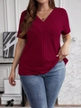 Detalle de la camiseta burdeos con escote en V cruzado y textura suave de punto de canalé - XL / Burdeos