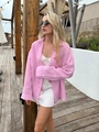 Dettaglio camicia in lino rosa con abito in raso bianco e delicato orlo a onde da donna - S / Rosa