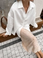 Dettaglio camicia in lino bianca a maniche lunghe con gonna midi a stampa serpente - S / Bianco