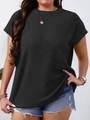 Λεπτομέρεια μαύρου καλοκαιρινού t-shirt με κάθετη πλισέ υφή και στρογγυλή λαιμόκοψη - XL / Μαύρο