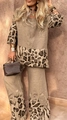Détail des coutures imprimé léopard et texture en lin sur le pantalon large kaki - S / Kaki
