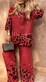 Détail de l'ensemble rouge deux pièces avec imprimé léopard sur les manches et le pantalon - S / Rouge