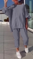 Detail eines graublauen Freizeit-Zweiteilers mit Langarmshirt und Hose für Damen - S / Oberteil Und Unterteil / Grau
