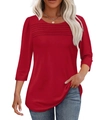 Detail des eleganten Plissee-Designs auf einem burgunderroten Langarm-T-Shirt für Damen - Rot