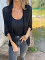 Dettaglio del cardigan in maglia nera a uncinetto con trama a rete e maniche a mezza lunghezza - S / Nero