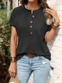 Dettaglio dei bottoni in legno e scollo Henley su questa t-shirt estiva grigio antracite - S / Nero