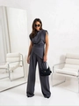 Détail d'un ensemble deux pièces gris foncé avec haut asymétrique et pantalon large - S / Gris clair