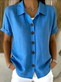 Detail van blauw katoen-linnen shirt met reverskraag en donkerbruine knopen close-up - S / Blauw