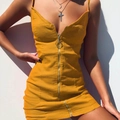 Vestito aderente giallo senape con spalline sottili e cerniera frontale con anello a O - Giallo