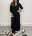 Detail van zwarte tweedelige set met lange tuniek met split en wijde broek van crepe - S / Zwart