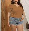 Camiseta de talla grande con cuello en V para mujer en color tierra y tela texturizada - XL / Caqui