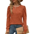 Detail des Rundhals- und Puffärmel-Designs dieses roten gerippten Strickpullovers - S / Karamell