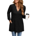 Dettaglio del top in maglia a coste grigio scuro con maniche lunghe, tasche laterali e scollo a V - S / Nero