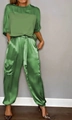 Dettaglio di un set in raso verde due pezzi con top a maniche corte e joggers con lacci - Verde