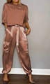 Vista completa del set in raso oro rosa con top a maniche corte e pantaloni cargo - Marrone scuro
