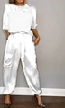 Dettaglio del set due pezzi in raso bianco con top a maniche corte e pantaloni cargo - Taglia S / Top E Pantaloni / Bianco