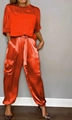 Dettaglio del set due pezzi in raso arancione con top a mezze maniche e pantaloni cargo - Taglia S / Top E Pantaloni / Rosso