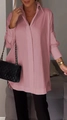 Detail der rosa Oversize-Langarmshirt mit klassischem Reverskragen und lockerer Form - S / Rosa