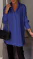Detail eines eleganten dunkelblauen Langarmhemds mit Reverskragen und Oversize-Design - S / Blau