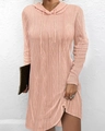 Primer plano del vestido de punto rosa con textura de trenzas y capucha con cordón - S / Rosa