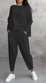 Dettaglio di un completo casual nero con top girocollo e pantaloni stile harem a pieghe - Taglia S / Top E Pantaloni / Nero