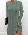 Detalle de vestido de punto verde salvia con capucha y patrones de ochos y rombos - S / Verde Frijol