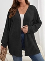 Dettaglio del cardigan nero a maniche lunghe con texture a coste verticali definite - XL / Nero