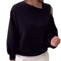 Detail van asymmetrische uitsparing op de schouder van een zwarte oversized sweater - S / Zwart