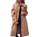 Dettaglio del cappotto in lana cammello con ampio revers e grandi bottoni decorativi frontali - S / Cuoio
