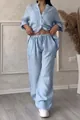 Dettaglio del set due pezzi in lino celeste con camicia e pantaloni con coulisse - Celeste