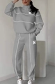 Detail eines grauen zweiteiligen Trainingsanzugs mit Kapuzenpullover und M-Buchstaben-Druck - S / Oberteil und Hose / Grau
