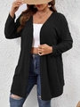 Detail der gerippten Strickstruktur eines langen schwarzen Damen-Cardigans mit weichem Finish - XL / Schwarz