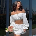 Set elegante con top bianco a spalle scoperte, maniche a lanterna e gonna ricamata - S / Bianco