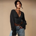 Zwarte dames corset top met V-hals en lange uitlopende mouwen op een model - S / Zwart