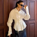 Camicia bianca a maniche lunghe con vita a pieghe e polsini ampi dal design moderno - S / Bianco