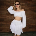 Conjunto chic de dos piezas en blanco con top corto de hombros caídos y falda con volantes - S / Blanco