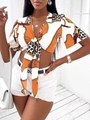 Detalle de blusa corta con cuello en V, estampado de cadenas y leopardo con nudo frontal - S / Naranja
