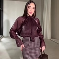 Élégante blouse en satin bordeaux à col noué et minijupe à pois pour femmes - S / Marron