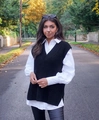 Foto callejera de chaleco de punto negro con cuello en V para mujer sobre camisa blanca - S / Negro