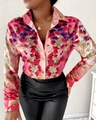 Detail der rosa langarmigen Bluse mit Blumenmuster und Barock-Elementen aus Satin-Stoff - 3XL / Rosa Druck